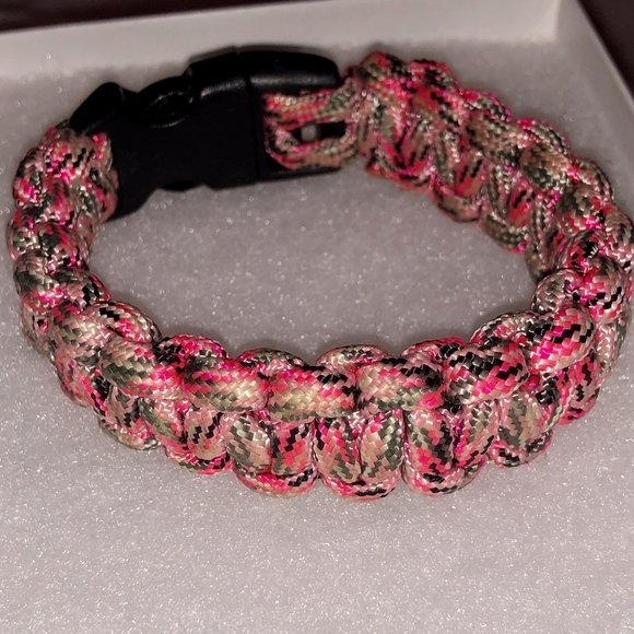 Survival Paracord Bracelet - Picture 1 of 3